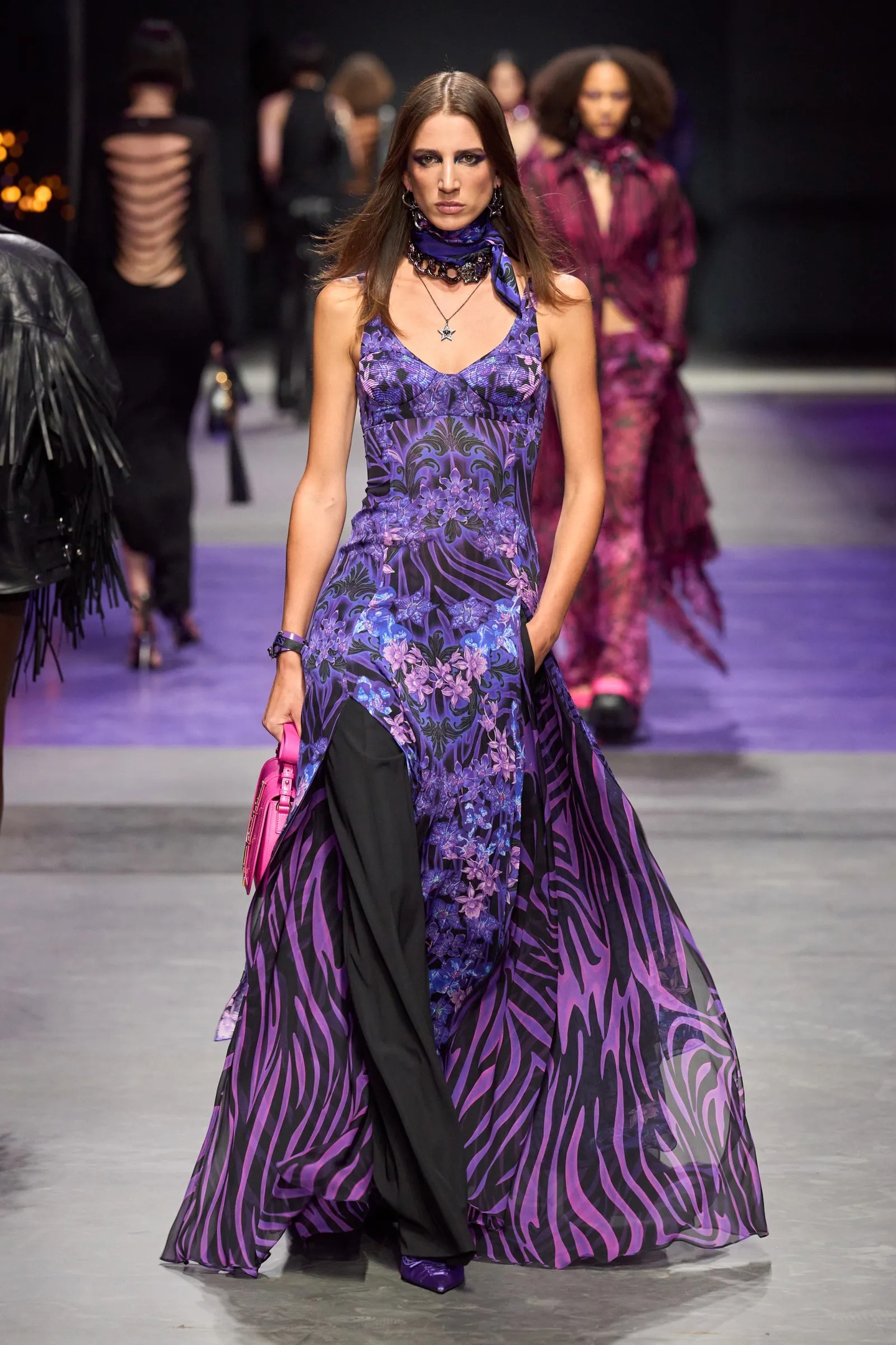 E4hG8YcOdhc - Коллекция Versace Ready-To-Wear Весна-Лето 2023