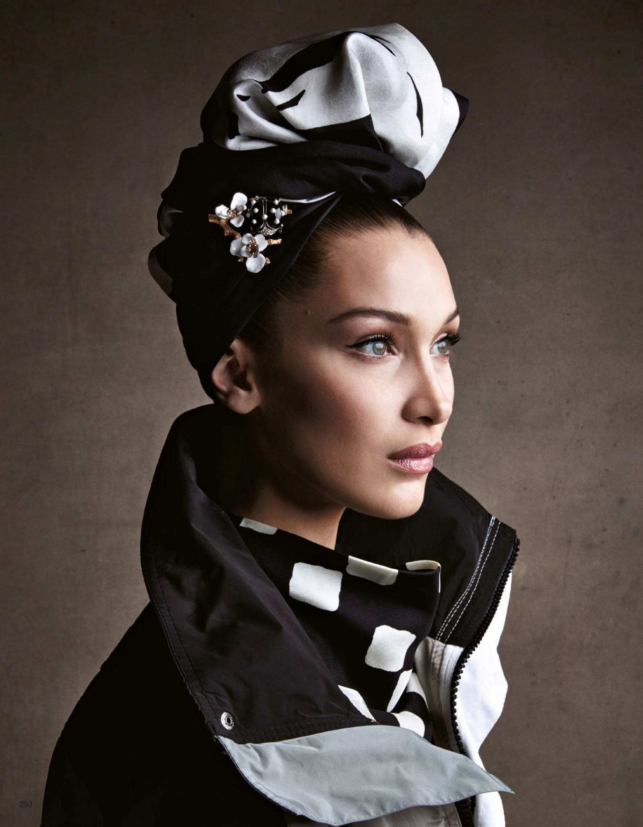 Ptr0Uai5UO0 - Белла Хадид (Bella Hadid) в фотосессии для журнала Vogue Japan (2018)