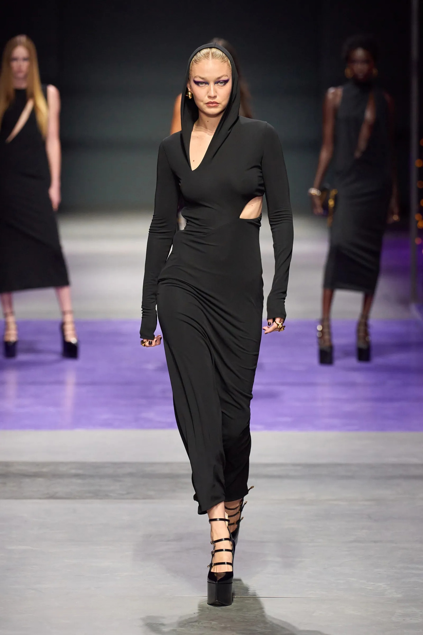 ZECNhfKi8gw - Коллекция Versace Ready-To-Wear Весна-Лето 2023