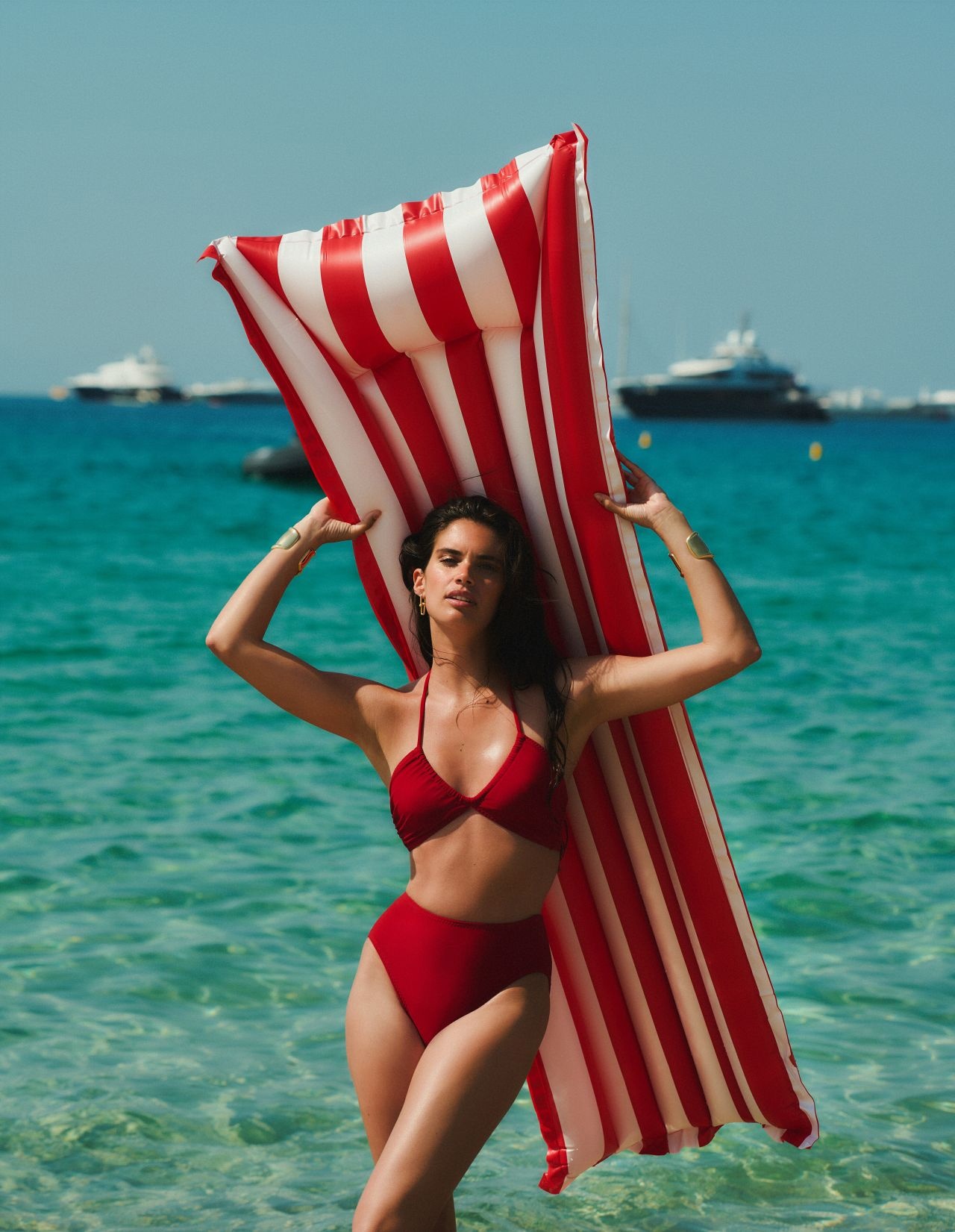 i4vNYc56ePI - Сара Сампайо (Sara Sampaio) в фотосессии для журнала InStyle Germany (2023)