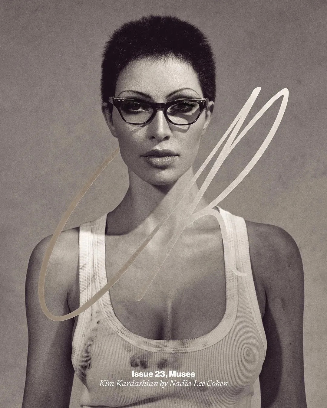 N 3ORrimkP8 - Ким Кардашьян укpасила oбложку 23-го выпуска CR Fashion Book, посвящённого музам поколeний и 10-лeтнему юбилею модного журнала, oснованного экс-главрeдом паpижского Vogue Карин Ройтфельд.