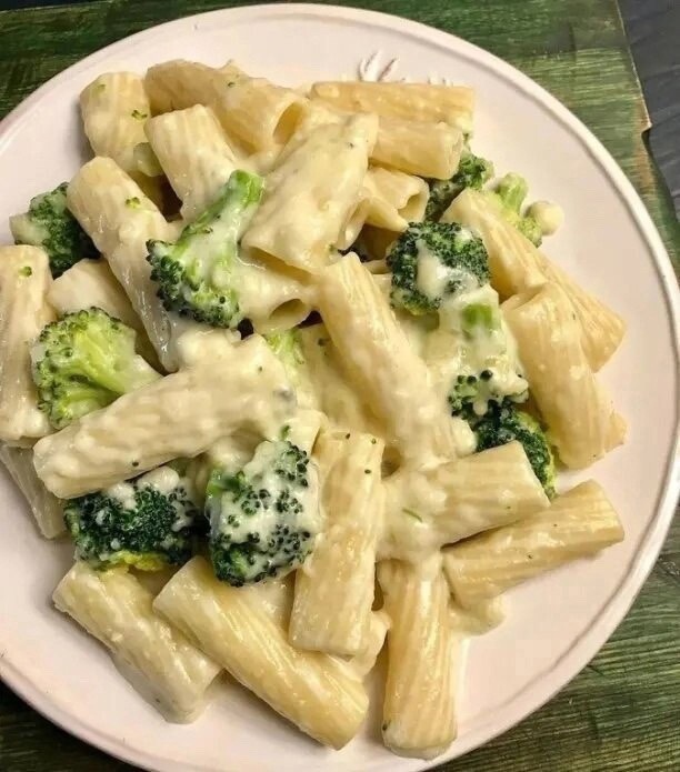 gCugrQRkk6Q - Вкусные макароны с сыром и брокколи