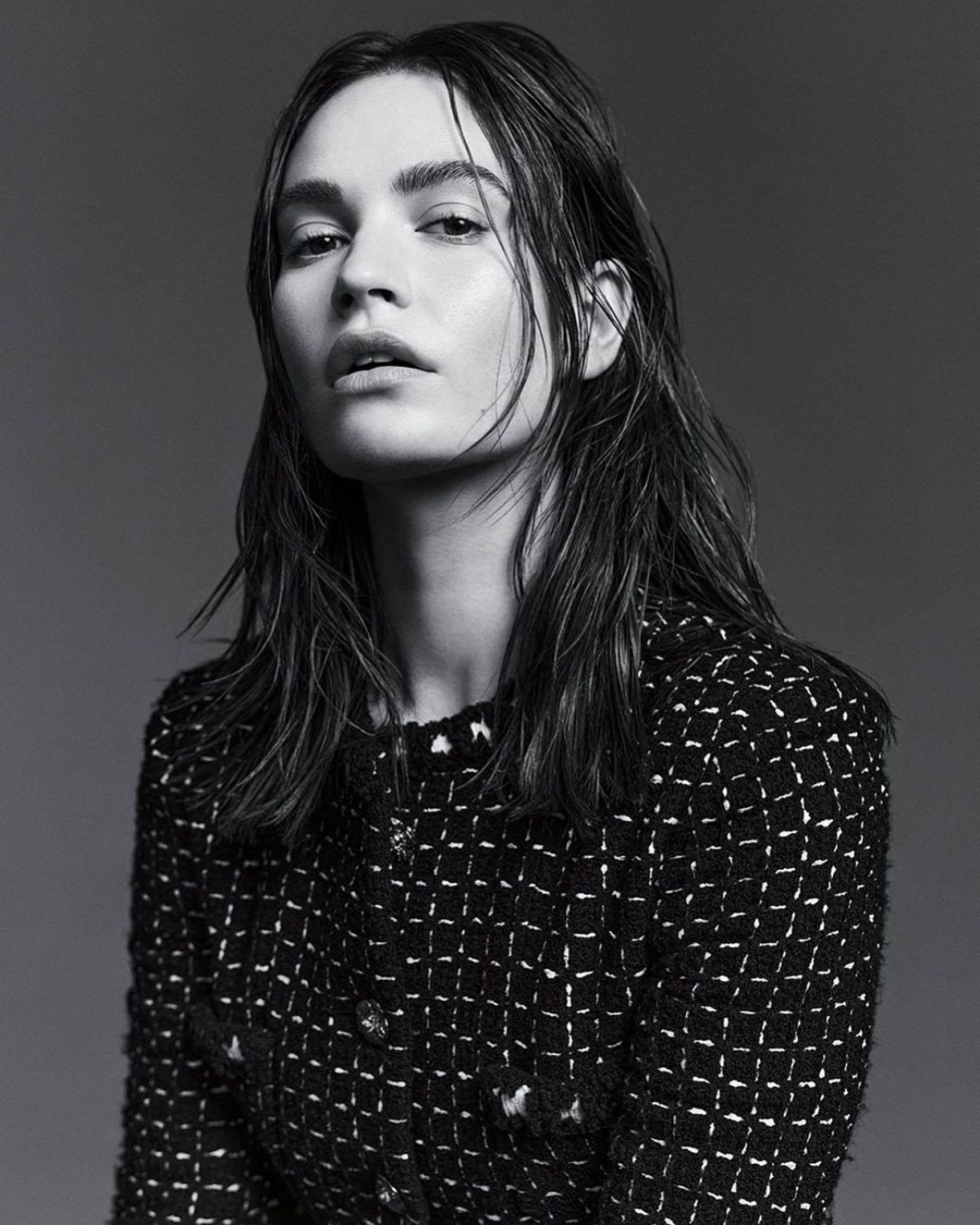 n388nVpPoX4 - Лили Джеймс (Lily James) в фотосессии для S/Magazine (2023)