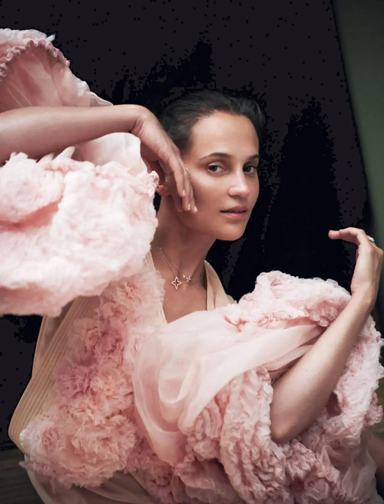 tcSAxY5mAoE - Алисия Викандер (Alicia Vikander) в фотосессии для журнала Madame Figaro (2023)