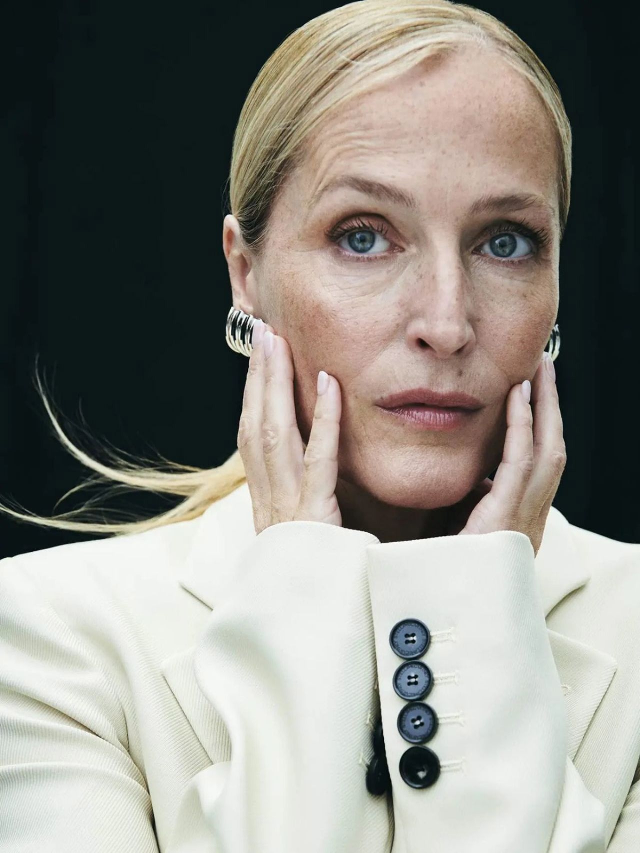 9UXl1GQiB7k - Джиллиан Андерсон (Gillian Anderson) в фотосессии для Net-A-Porter (2023)