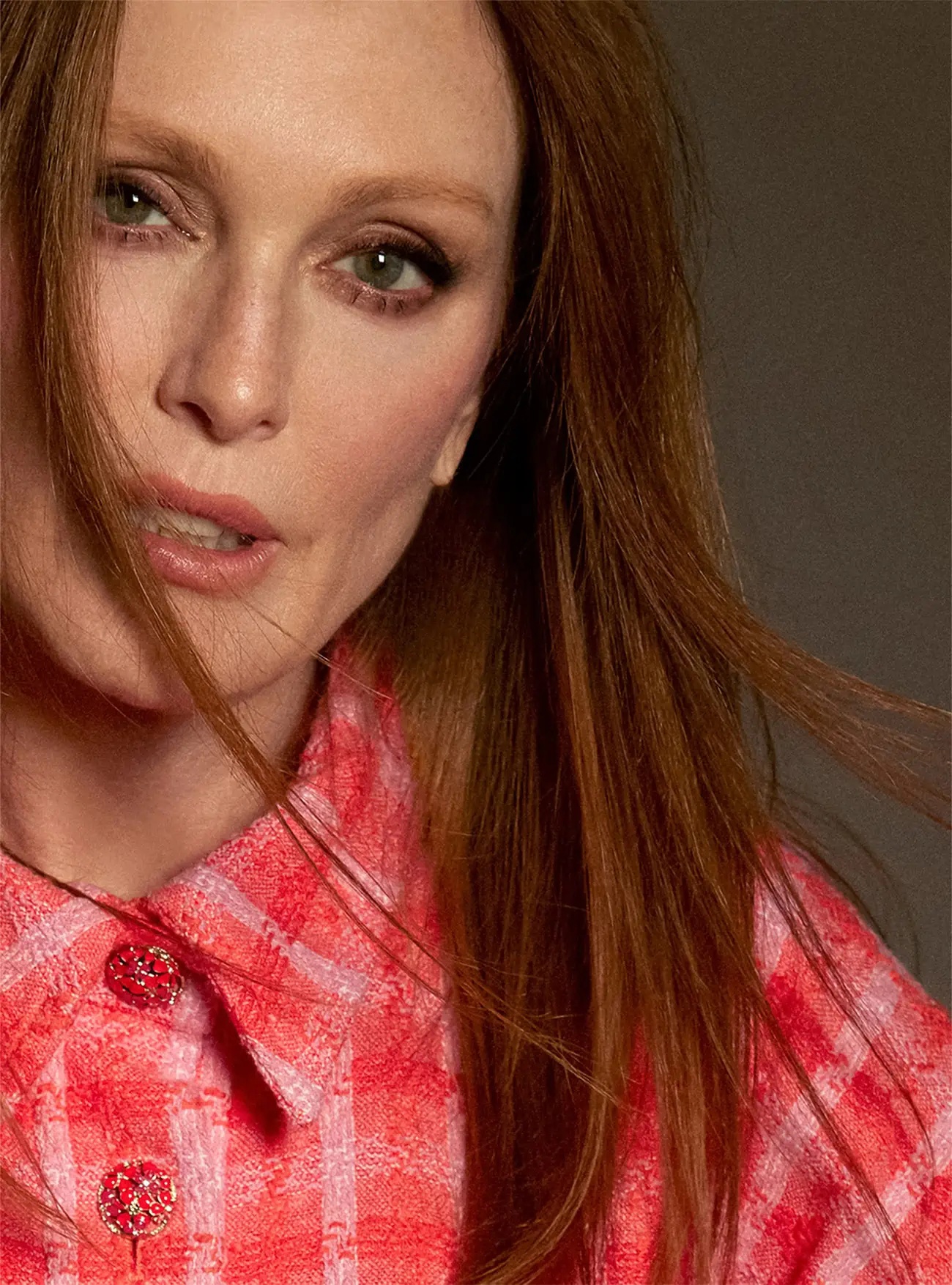 qckWenqAIzw - Джулианна Мур (Julianne Moore) в фотосессии для журнала Harper’s Bazaar UK (2024)