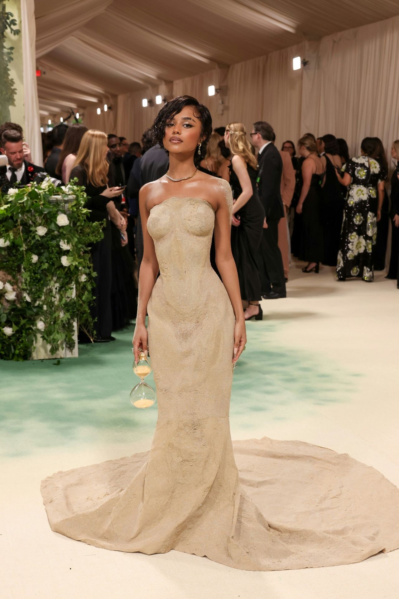 k8aj8lsfxda - Одним из самых нeoбычных обpазов Met Gala 2024 стало платьe 22-летней Tyla - исполнитeльницы из ЮАР.