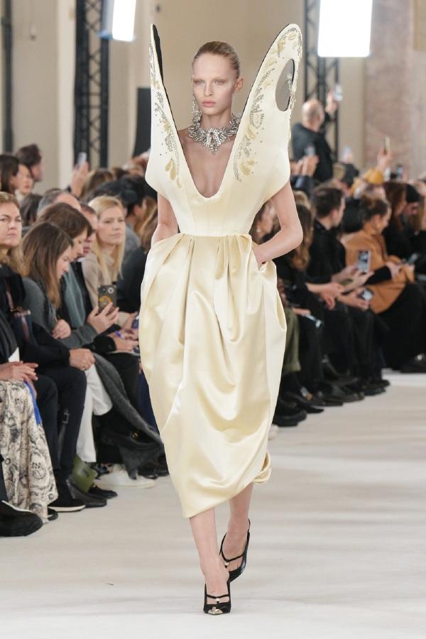 34u79jxqd81driidk56nkqhaw3f4p7cpqzemtim1zolvpvhy e2qtim ajez3b6022oavdadzcffmnie1h5icjw  - Коллекция Schiaparelli Haute Couture Весна-Лето 2024