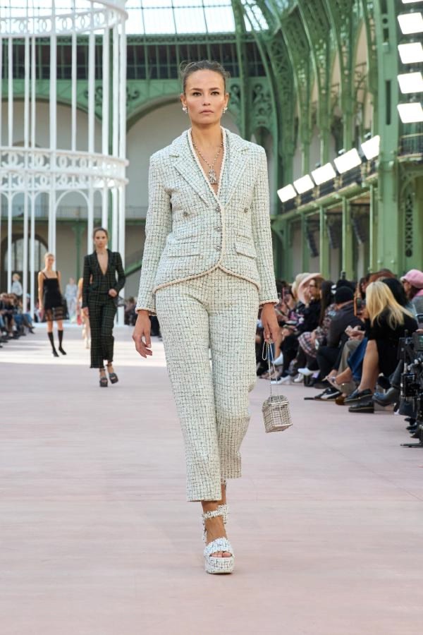 meos5dBKb63f rX2xaOt4bxlIsEKMHr6Ulb1gdLpJZkVqizxg3X0fAKcgJnsQ9KXHPx6VRorMtHFD YURPSJWXqL - Коллекция Chanel Ready-To-Wear Весна-Лето 2025